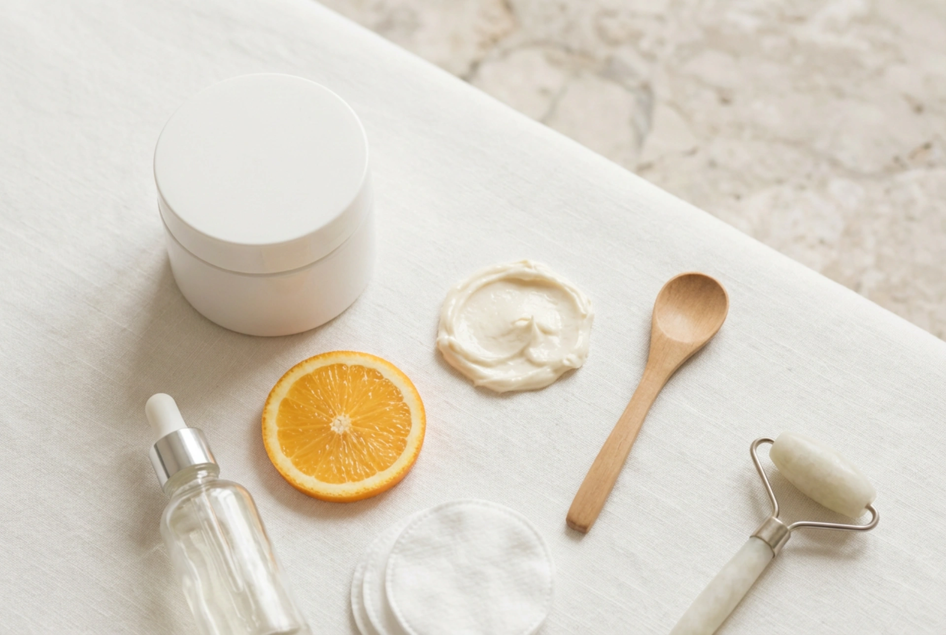 Vitamin C-maske: hvordan bruke den og hva du kan kombinere den med i hudpleien