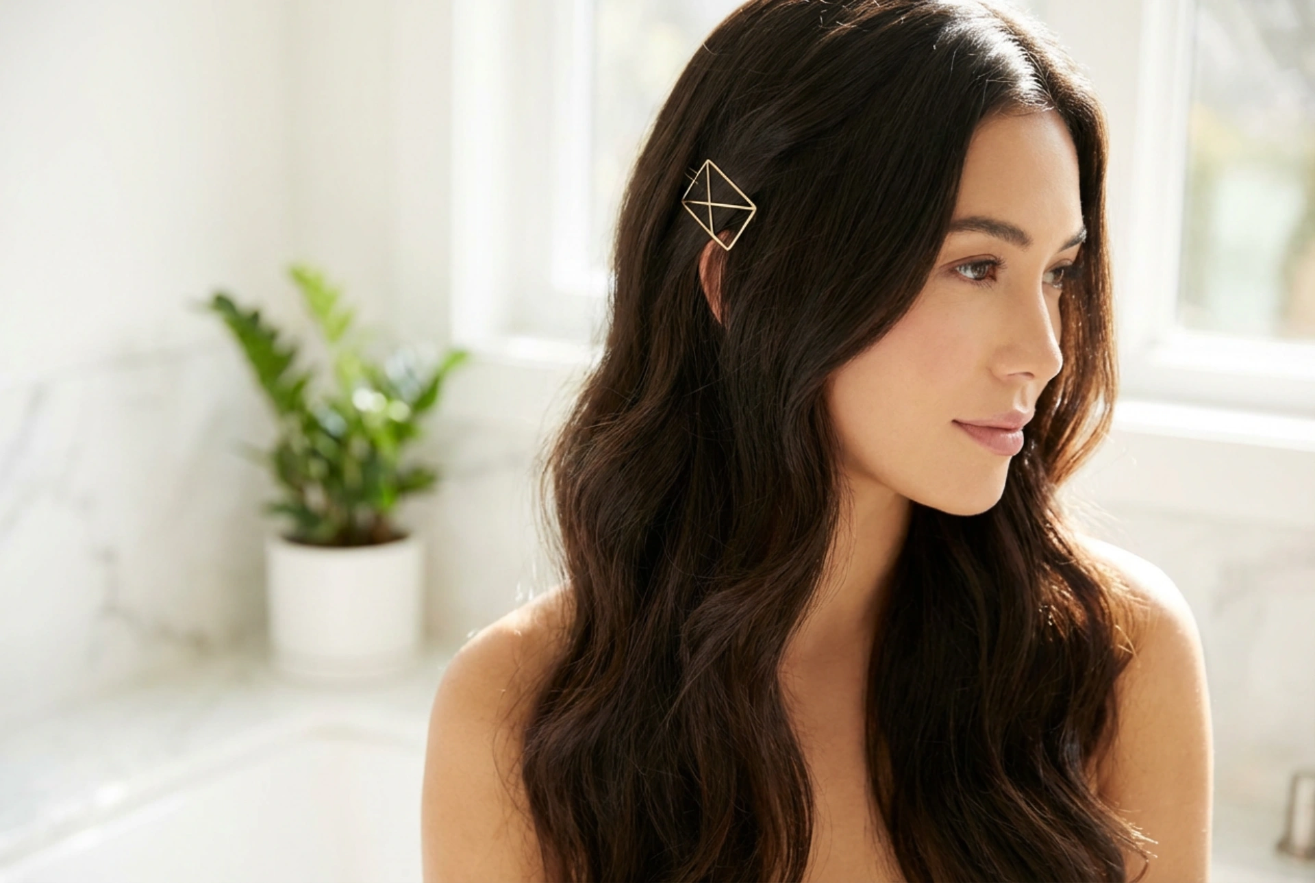 Én hårspenne, mange effekter: frisyrer med spenne på siden steg for steg