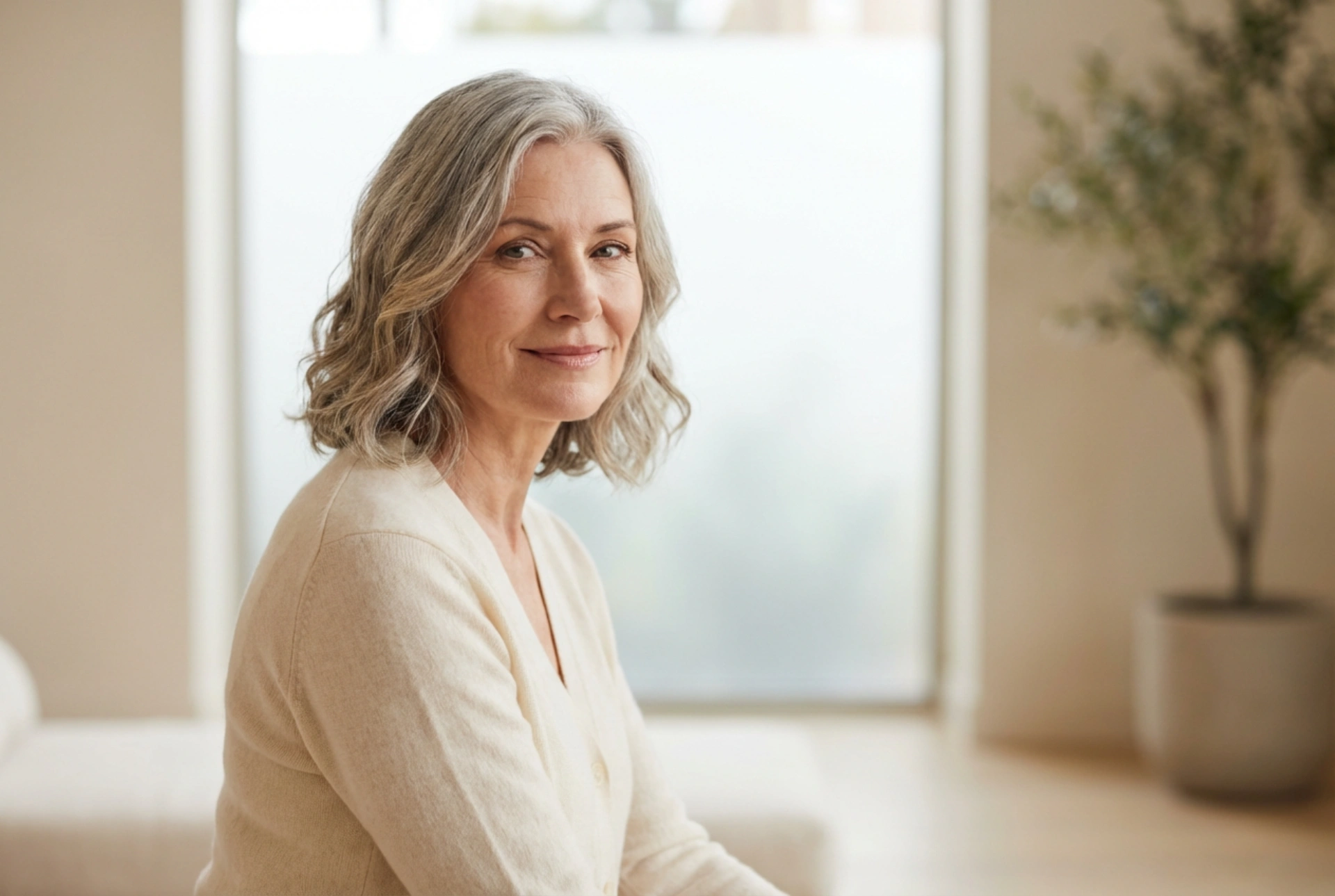 Langt hår for kvinner over 50: Foryngende klipper og enkel styling