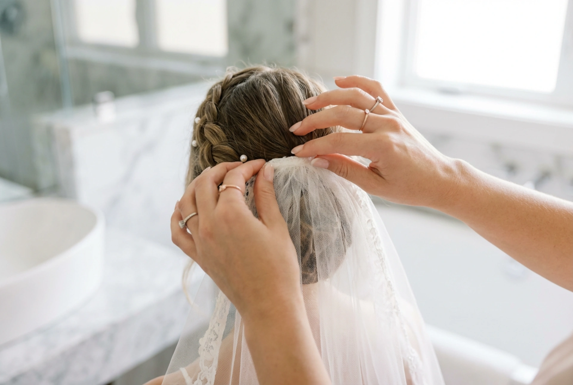 Bryllupsfrisyrer med slør: hvordan feste og style det for å vare hele natten