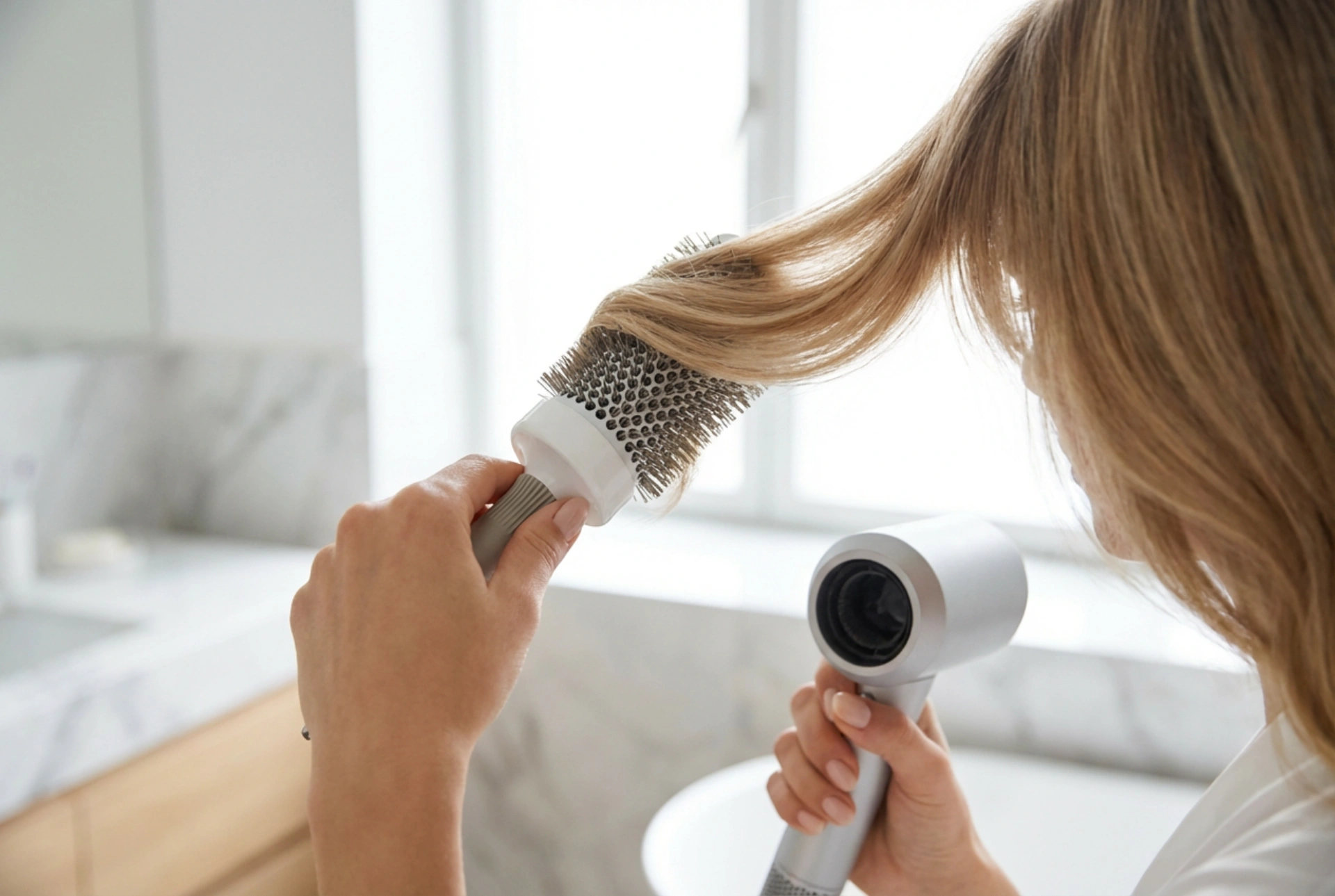Hår med sidelugg: teknikker for føning, styling og fiksering