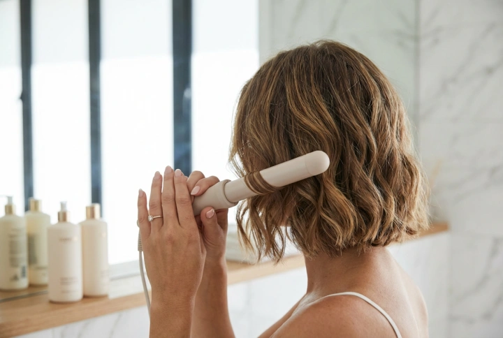 Brukne krøller i kort hår trinn for trinn: verktøy og fiksering