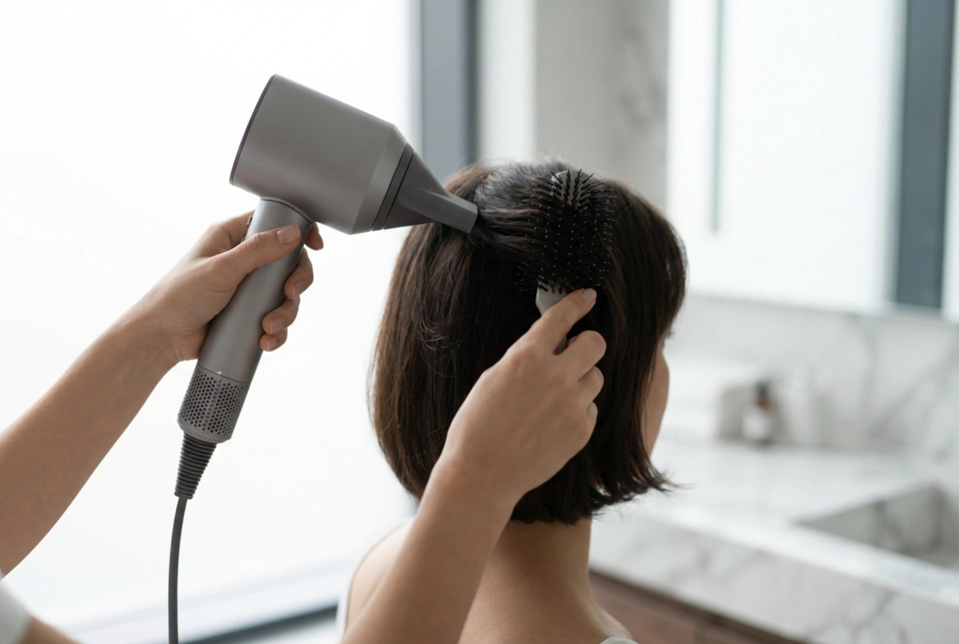 Hårføner for kort hår: rask tørking og styling nær hodebunnen