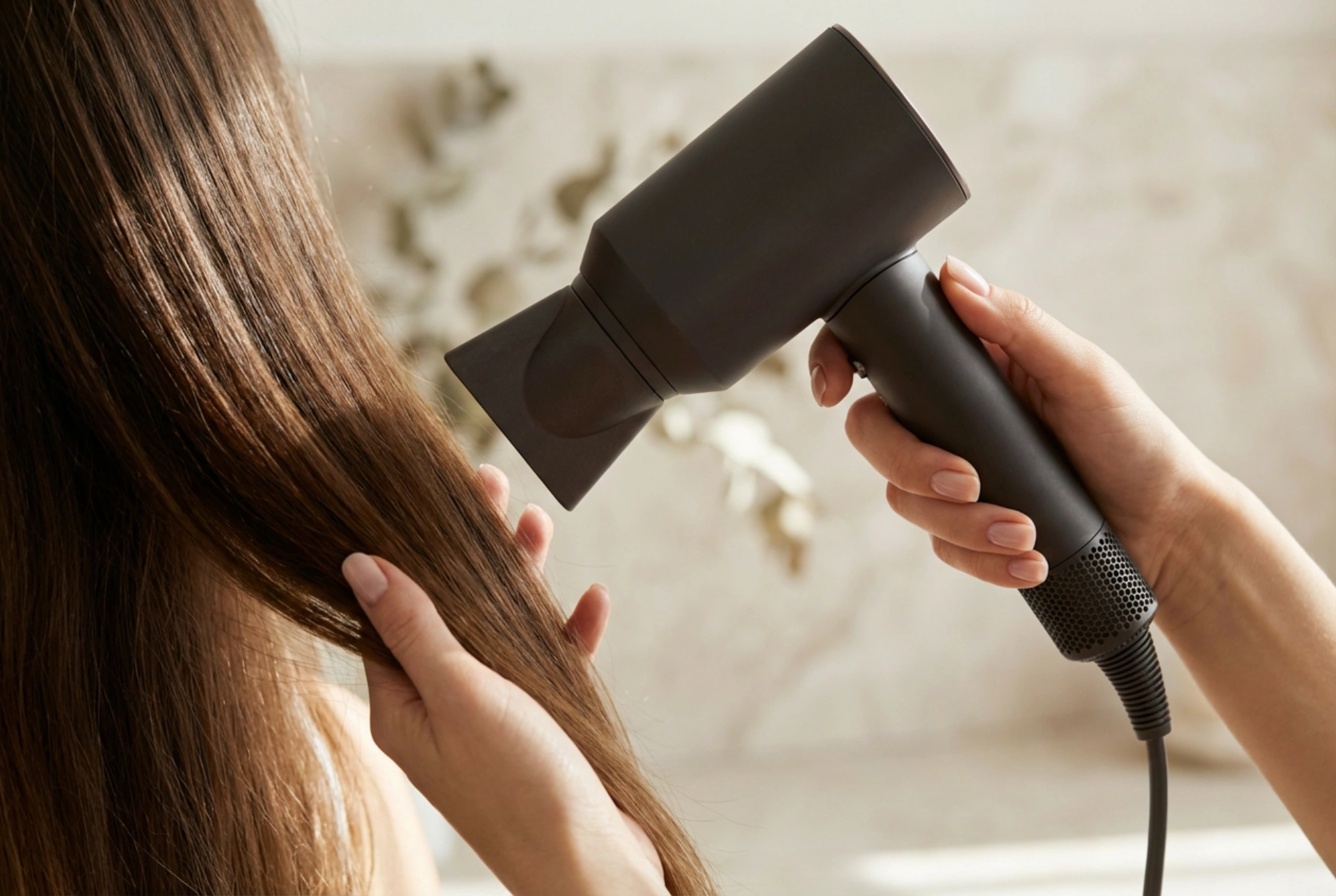 Hårføner 2000 W: Slik velger du riktig temperatur og lufthastighet for din hårtype