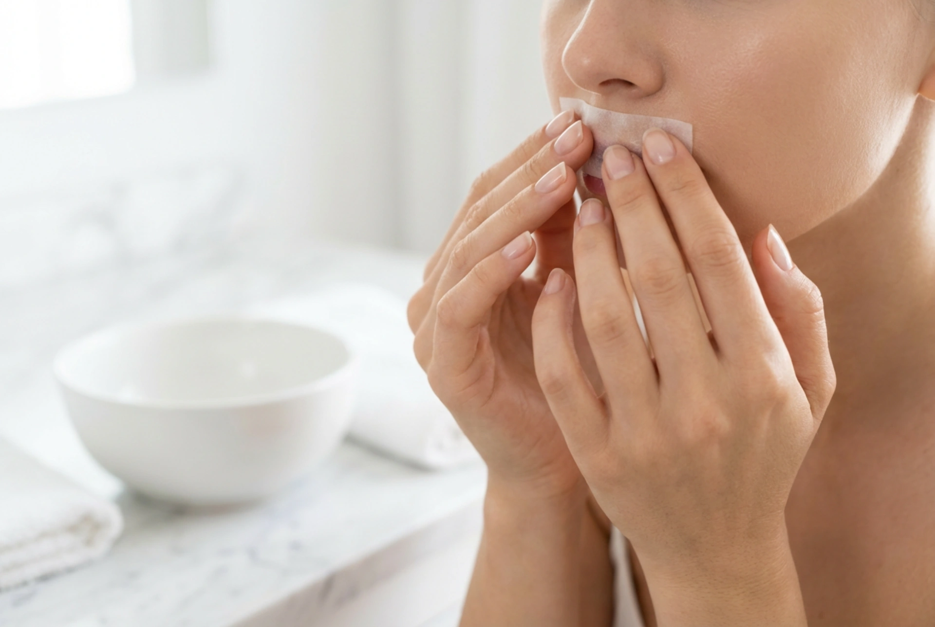 Voksstrips for overleppen: hvordan du påfører og fjerner dem riktig