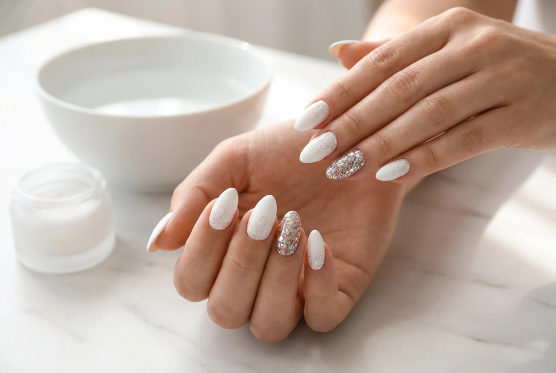Hvite negler med glitter: Fra subtile aksenter til full dekning
