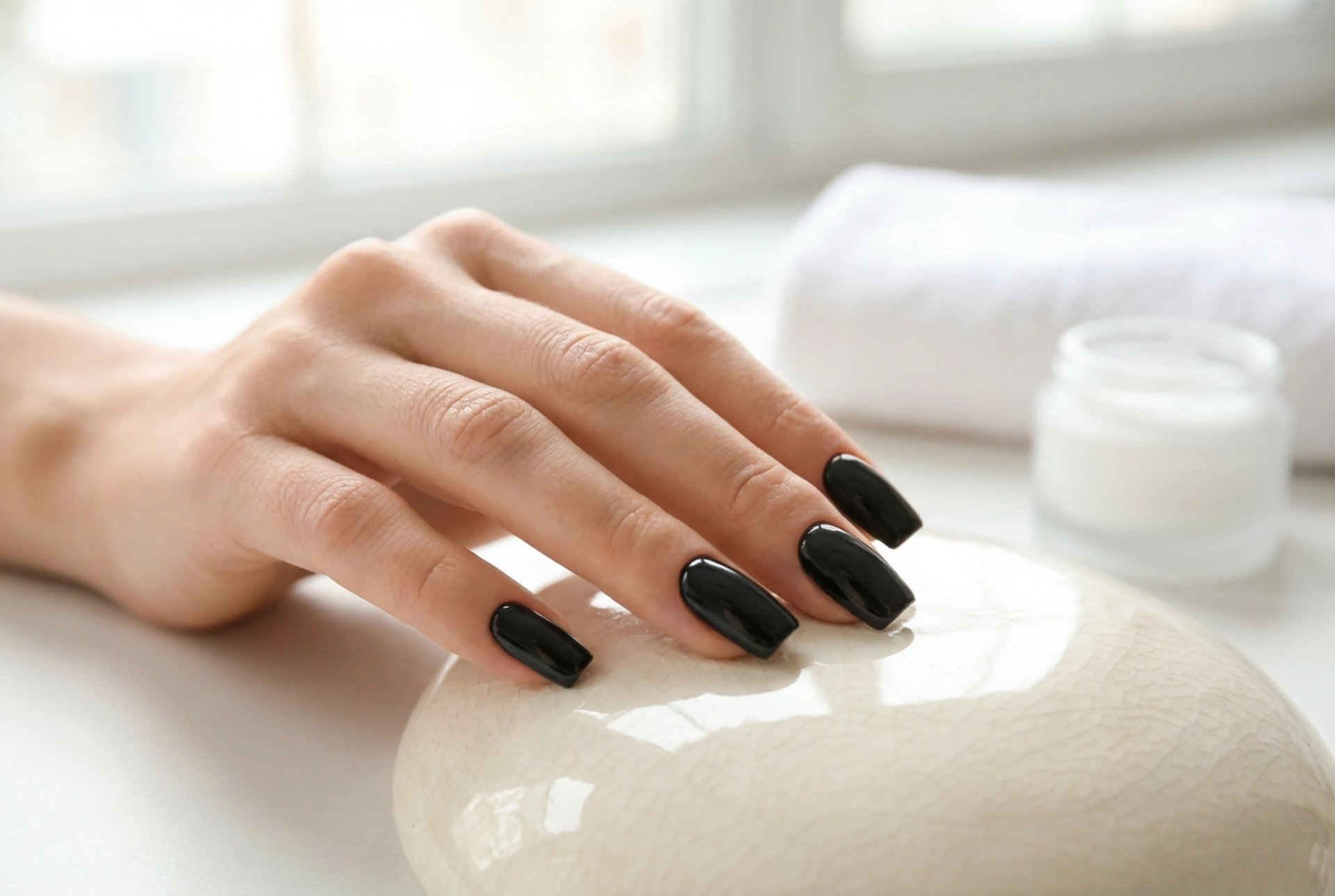 Svarte firkantede negler: presise kanter, dekning og topplakk