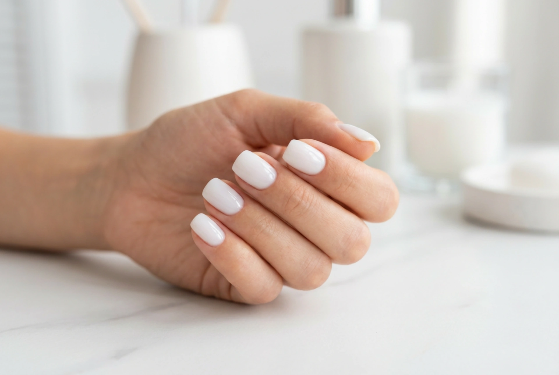 Melkehvit hybridlakk: Hvordan unngå striper og oppnå en jevn, melkeaktig overflate