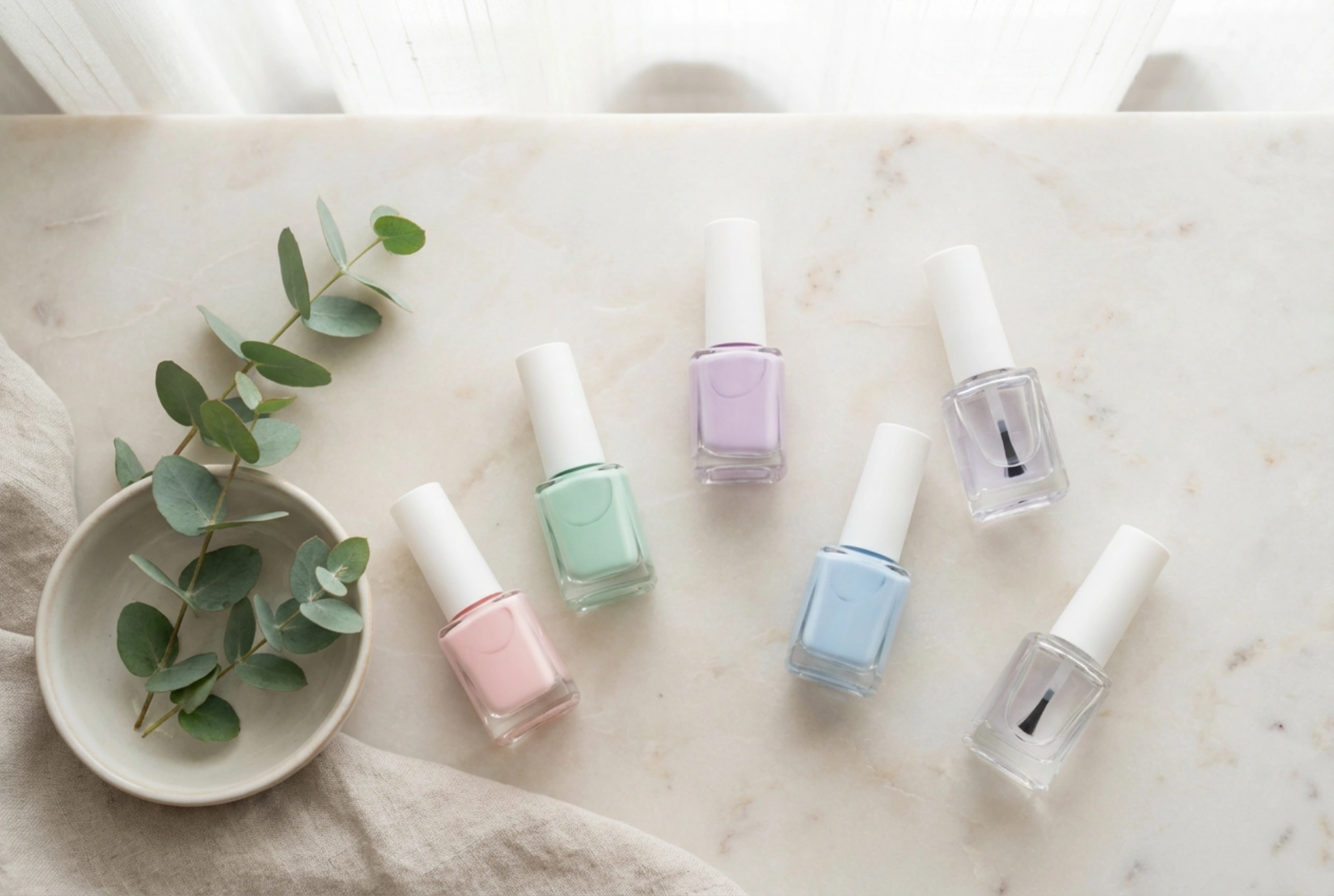 Pastellfargede hybridlakker trinn for trinn: base, to lag, topp