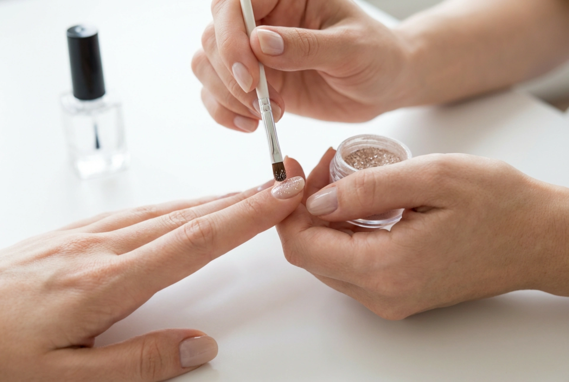 Effektpulver for negler: Påføringsteknikker, forsegling og valg av top coat