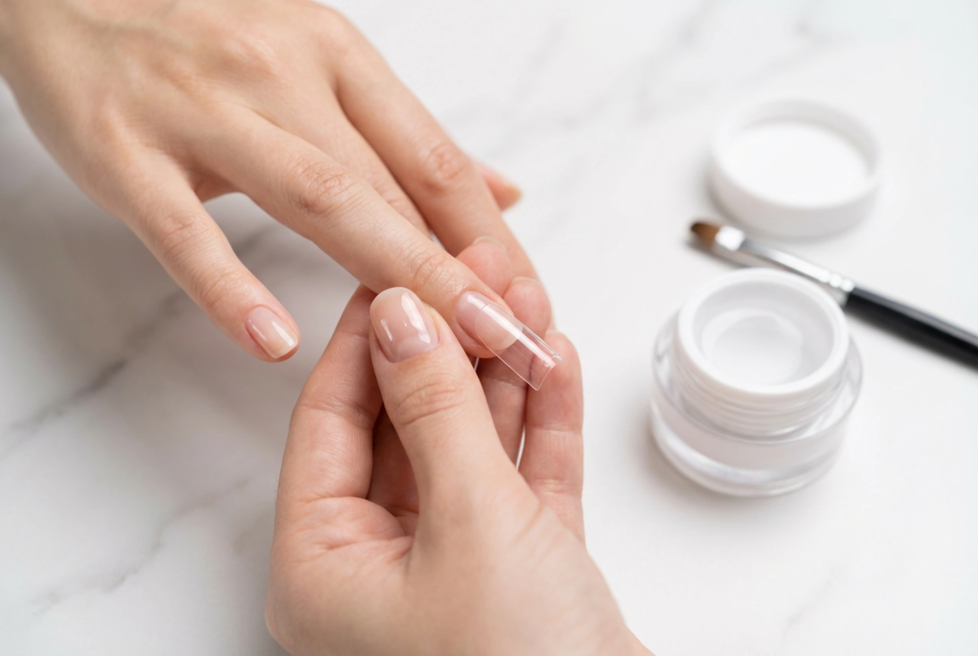 Forlengelse med gel på dual former: forberedelse og påføring