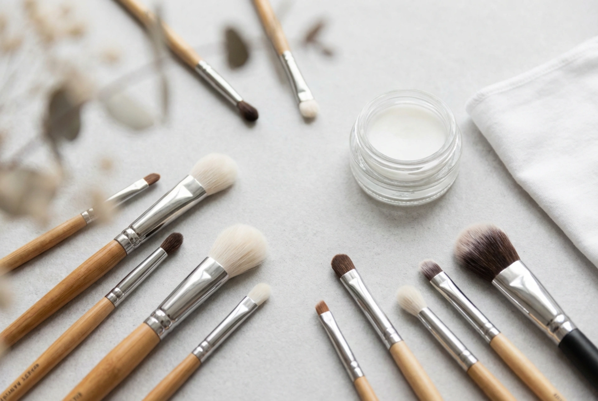 Øyesminkekoster: et essensielt sett, bruksområder og pleie