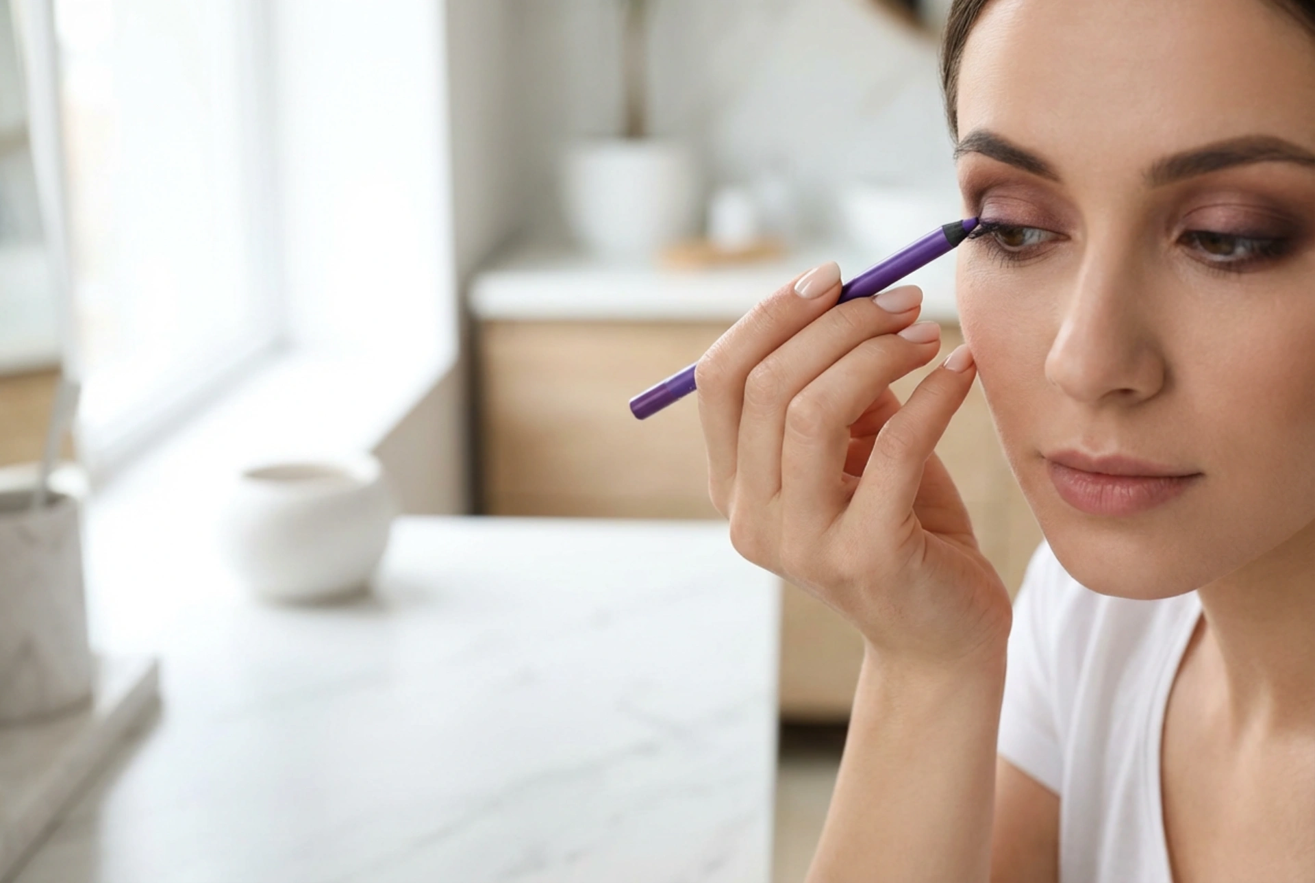 Lilla øyeblyant: foryngende toner, myke linjer og kombinasjoner med brunt