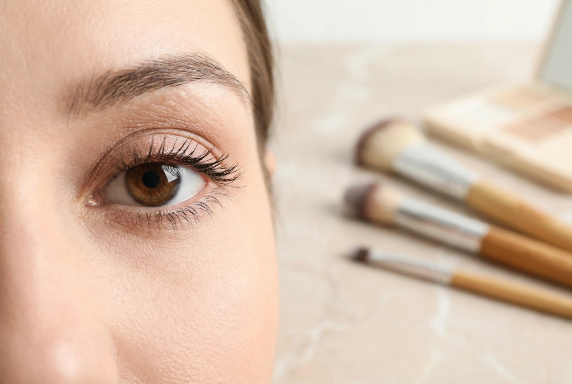 Naturlig øyesminke: en frisk look i noen få enkle trinn