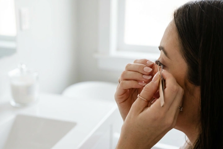 Kim Kardashian-vipper: Slik legger du vipperader hjemme