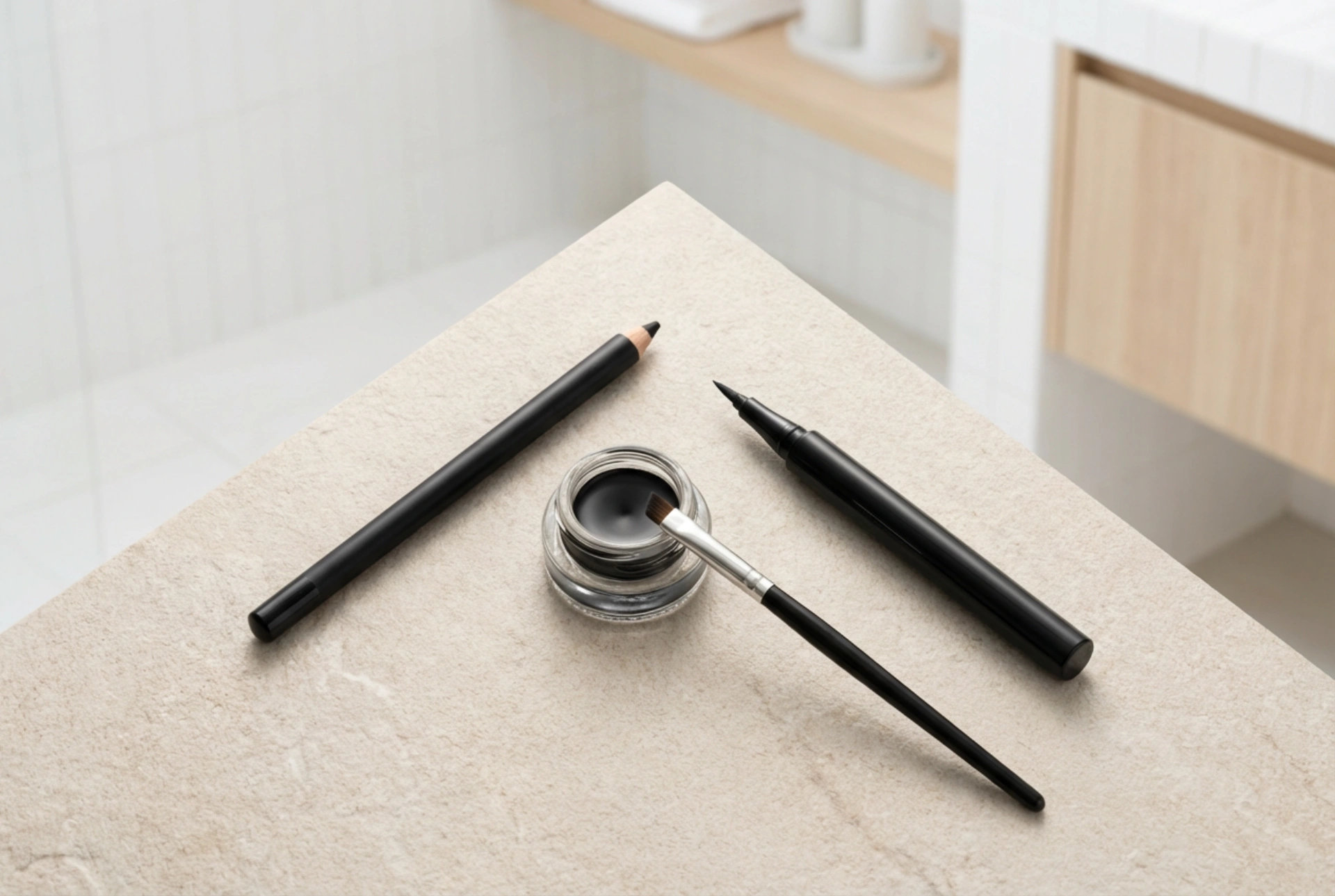 Eyeliner på tre måter: blyant, flytende og gel