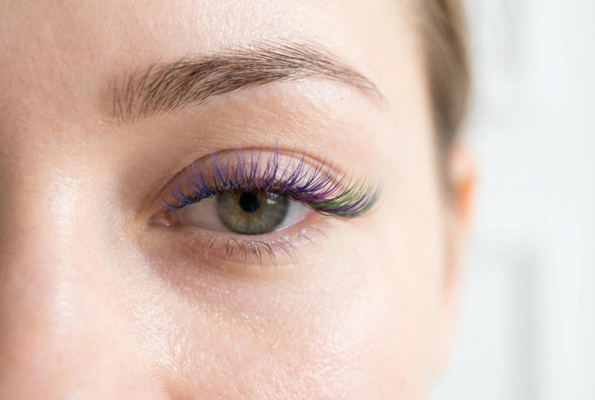 Fargerike vippetufser: aksenter i ytre øyekrok og ombre-effekt