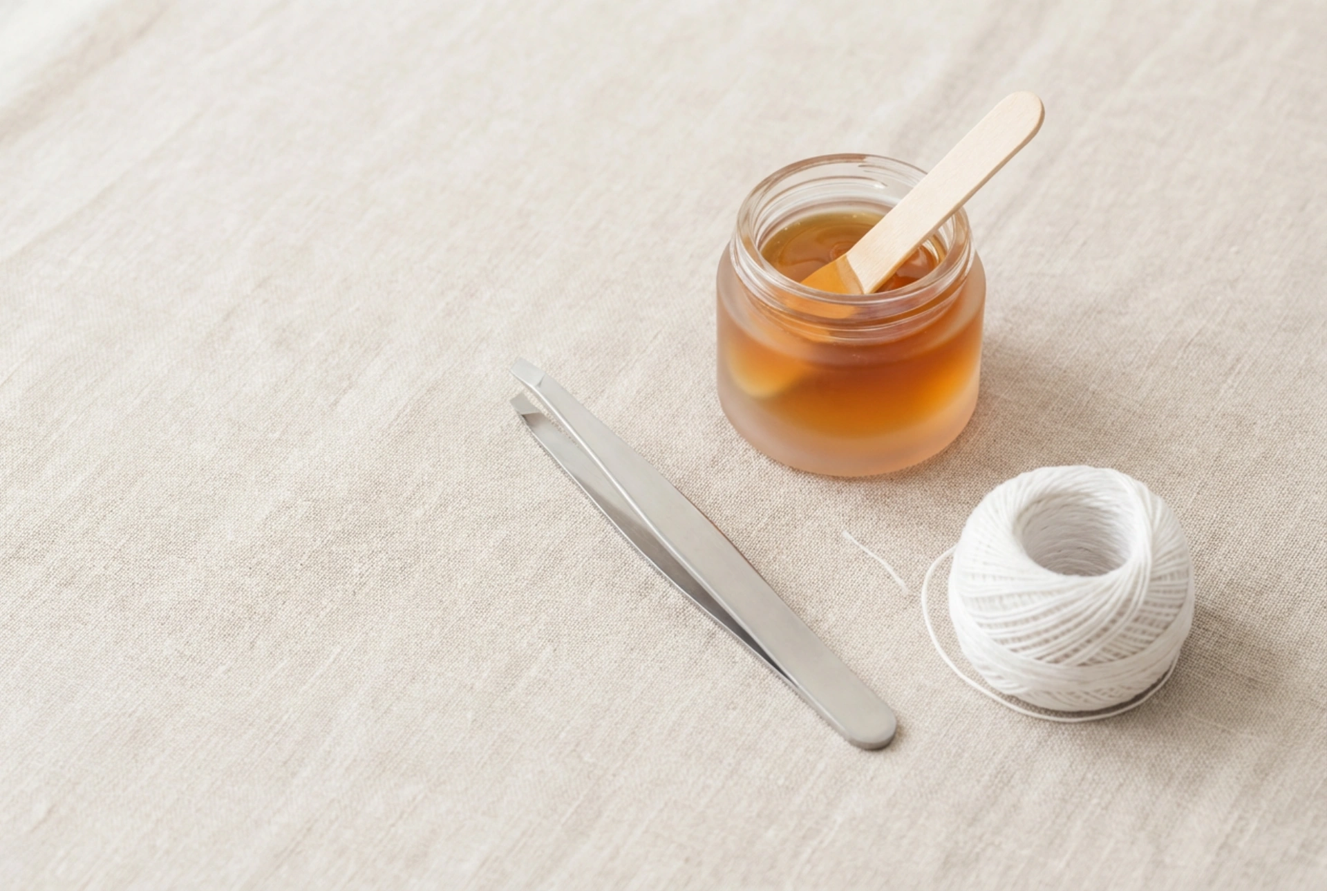 Øyenbrynsforming: En guide til pinsett, voks og threading