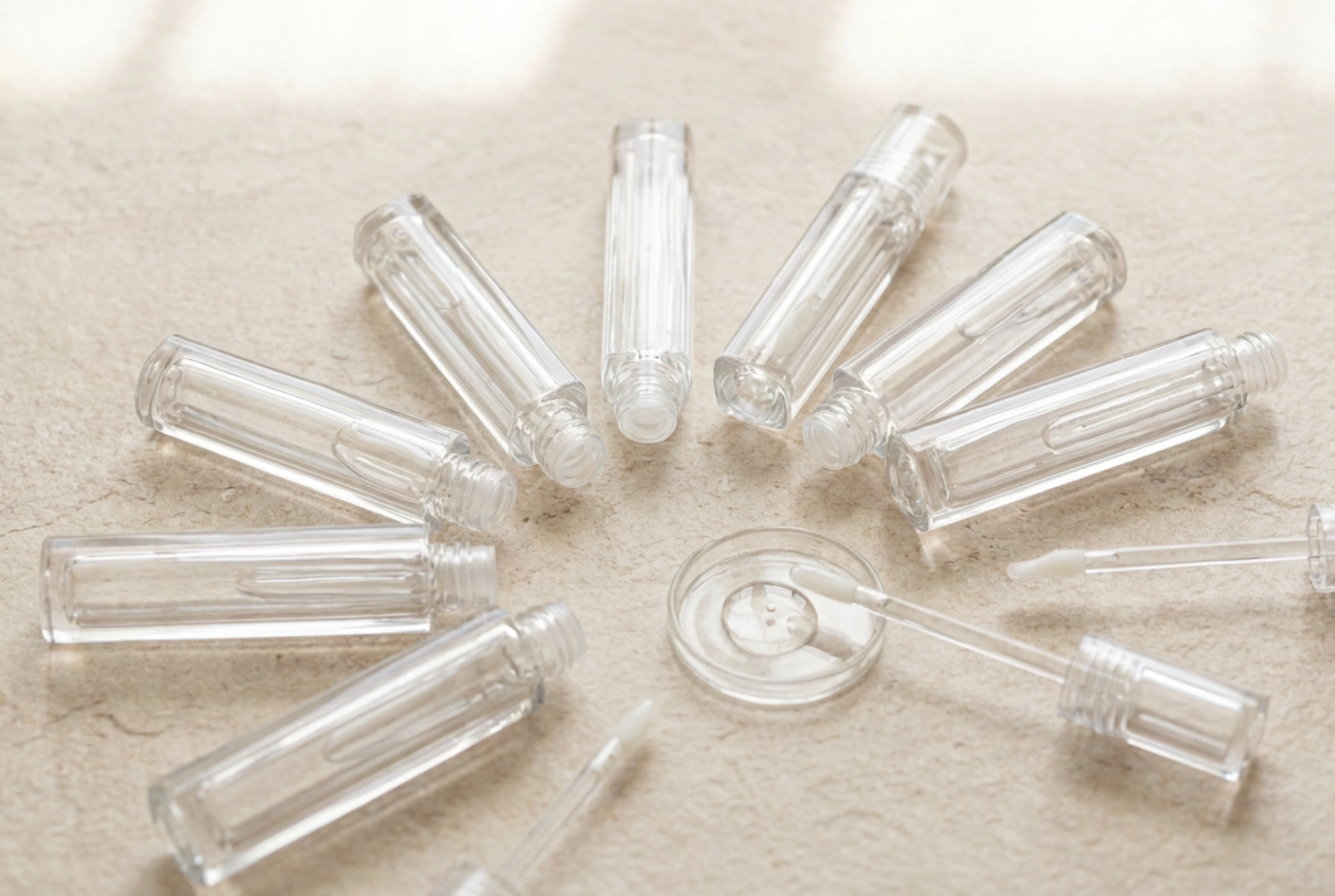 Klar lipgloss: Slik velger du riktig formel og bruker den alene
