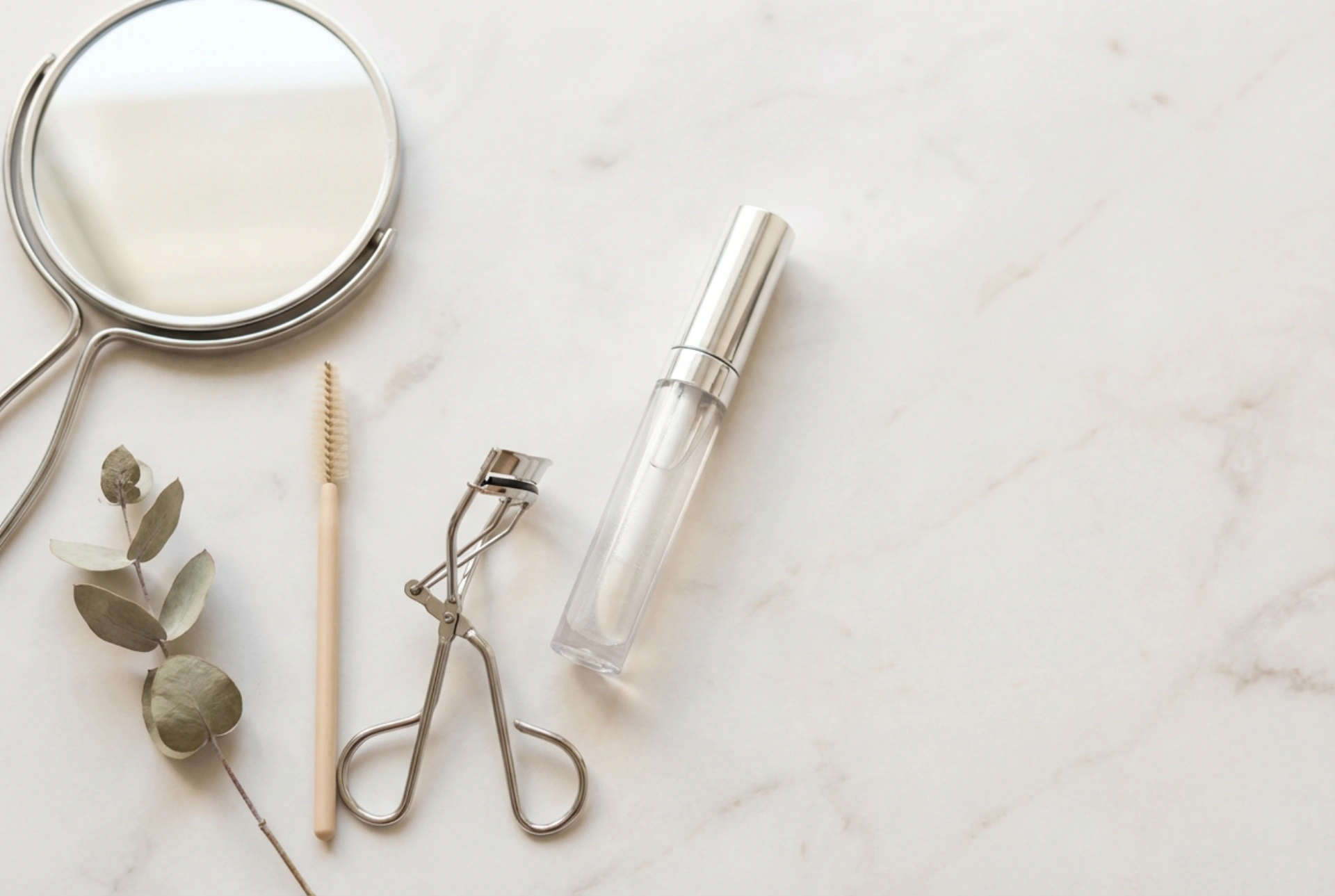 Fargeløs lipgloss i sminkevesken: bruksområder, triks og pleie