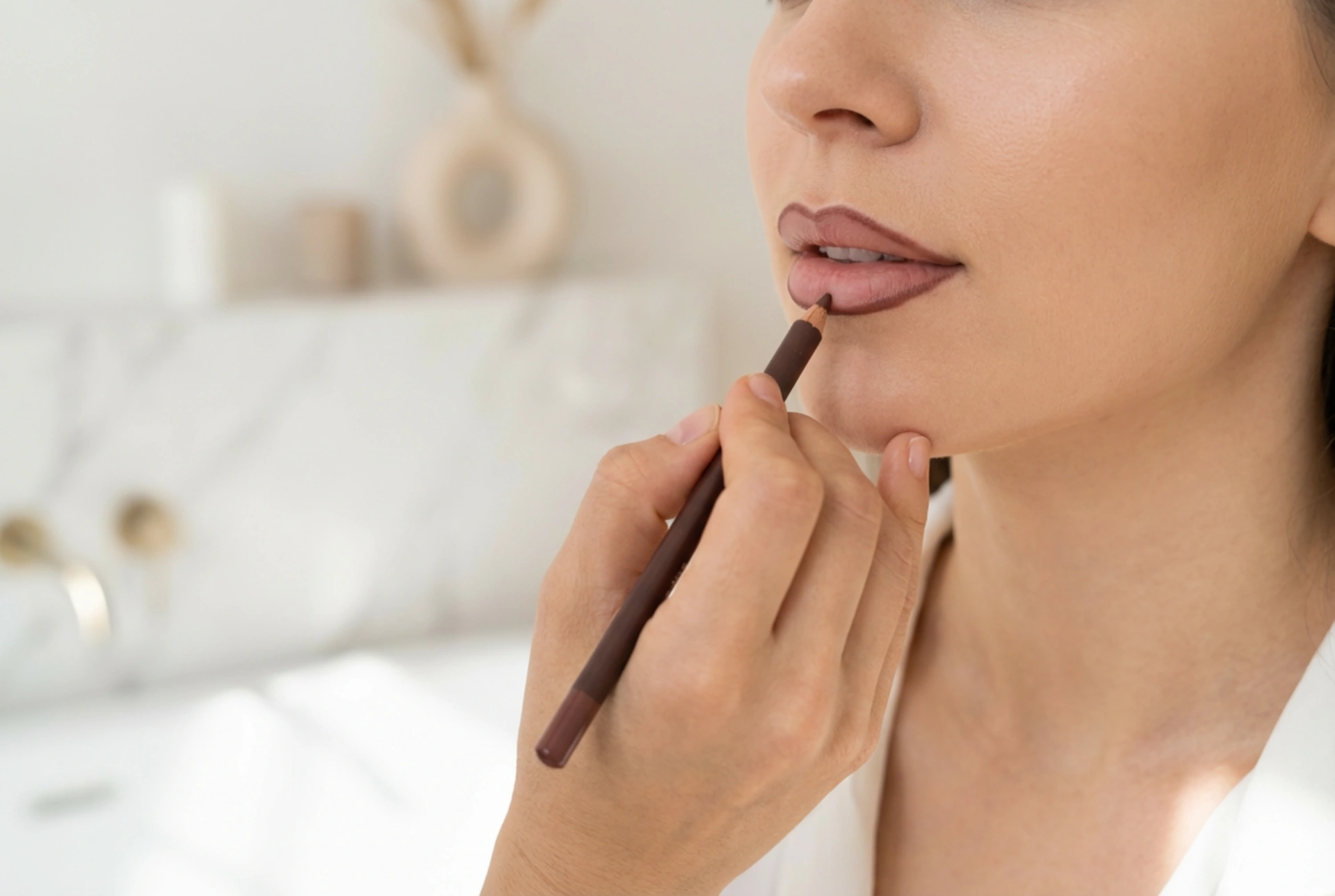 Brun lipliner: Modellering av form og myk skyggelegging