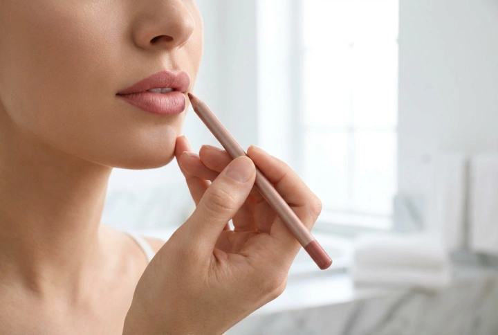 Langvarig lipliner for hele dagen: teknikk og pleie av leppeområdet