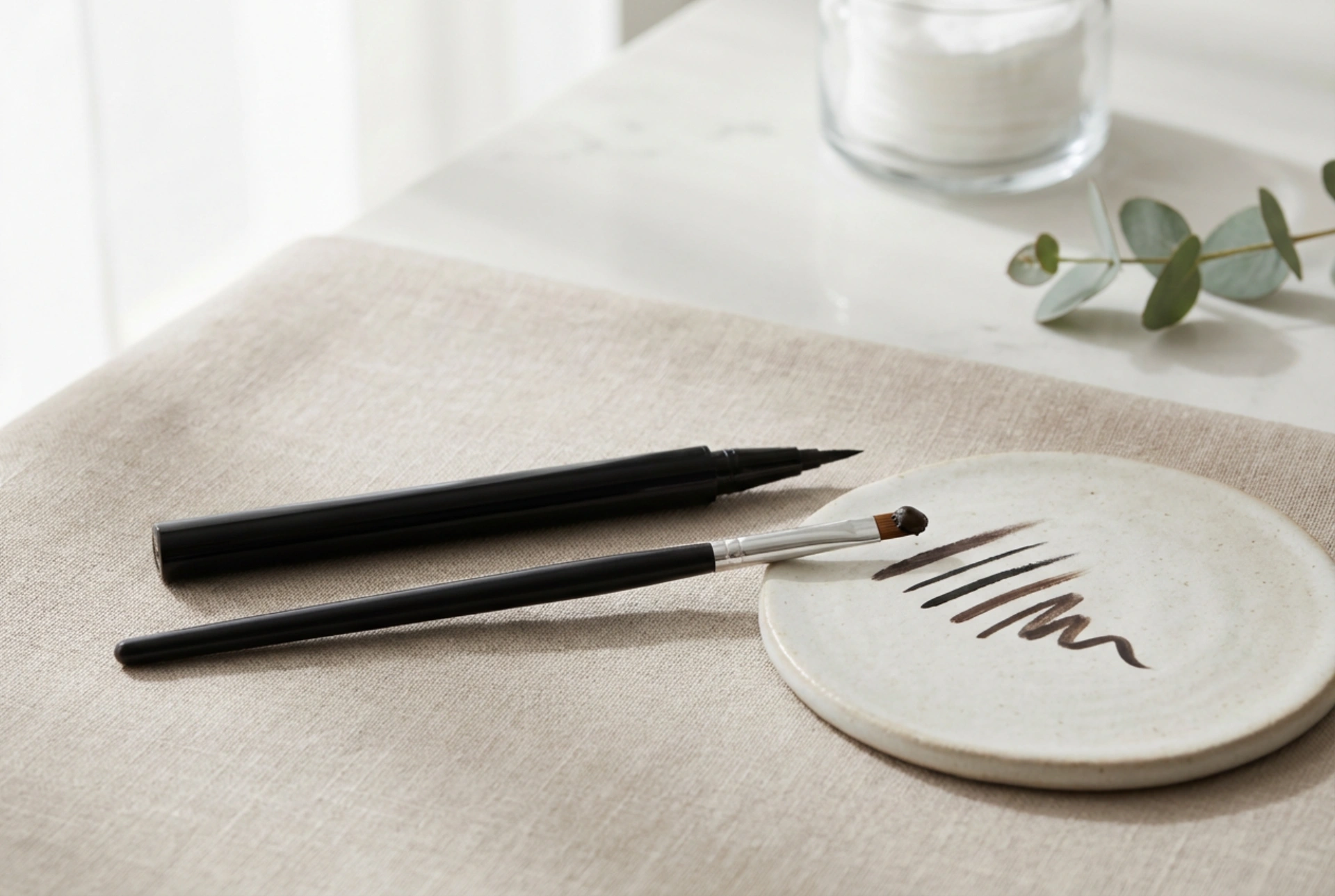 Eyelinerpenn eller pensel: hvordan velge og tegne en jevn linje